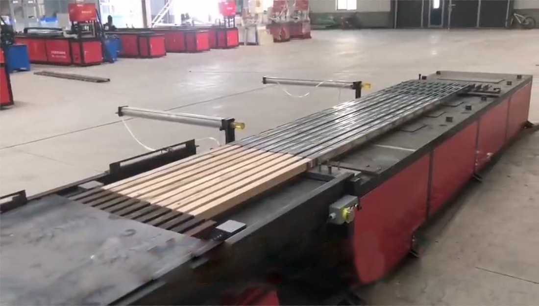 鋼木龍骨自動(dòng)化生產(chǎn)設(shè)備—裝木機(jī)