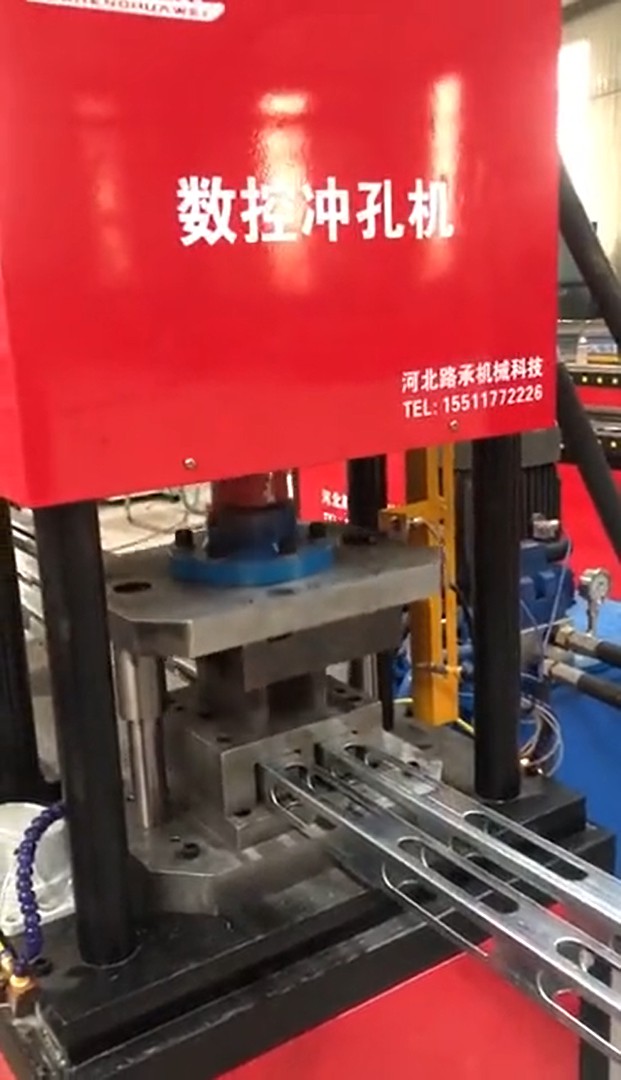 鋼木龍骨自動(dòng)化生產(chǎn)設(shè)備—沖孔機(jī)