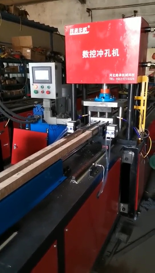 鋼木龍骨自動(dòng)化生產(chǎn)設(shè)備—沖孔裝木一體機(jī)